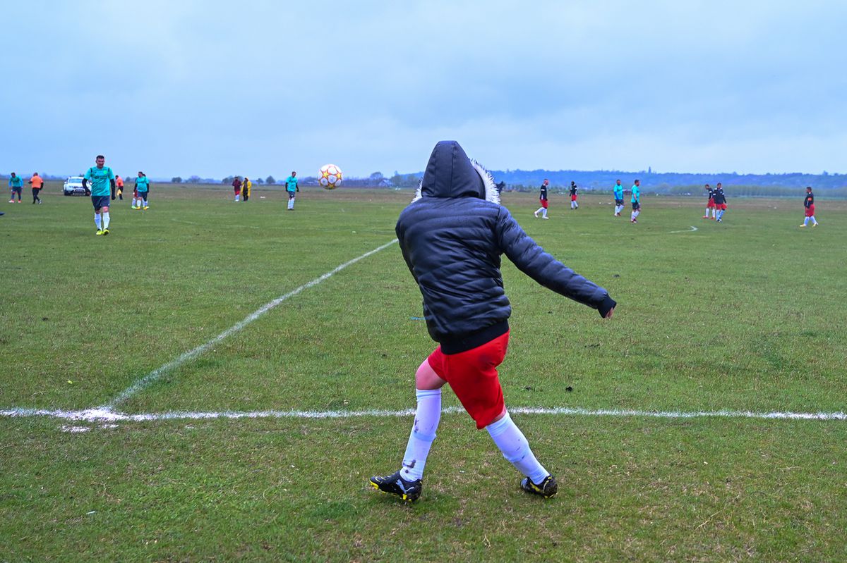 Pasiune pentru fotbal în „județeana” de Giurgiu » Omerta Stoenești - Săbărelul Ciocoveni s-a jucat pe un vânt crâncen, printre rațe și oi