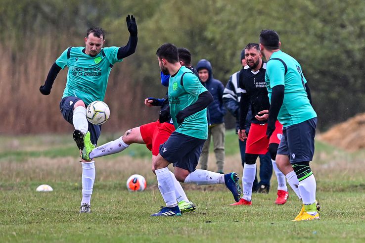 Fotbal de plăcere, dar cu faulturi ca-n meciurile cu mare miză FOTO: Raed Krishan
