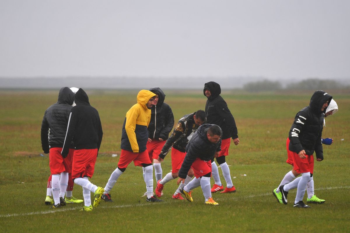 Pasiune pentru fotbal în „județeana” de Giurgiu » Omerta Stoenești - Săbărelul Ciocoveni s-a jucat pe un vânt crâncen, printre rațe și oi