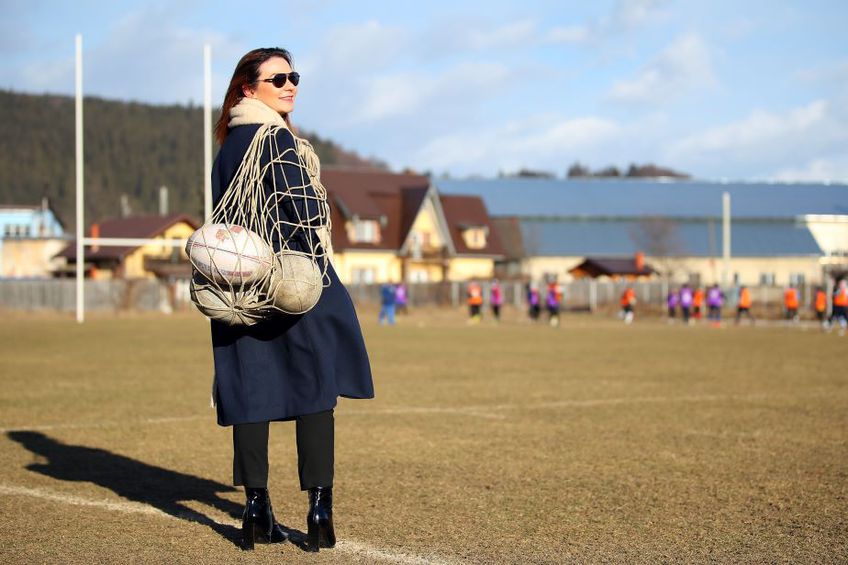 Gabriela Popescu, elegantă și pasionată de rugby, nu se ferește să care sacul cu mingi Foto Ștefan Constantin