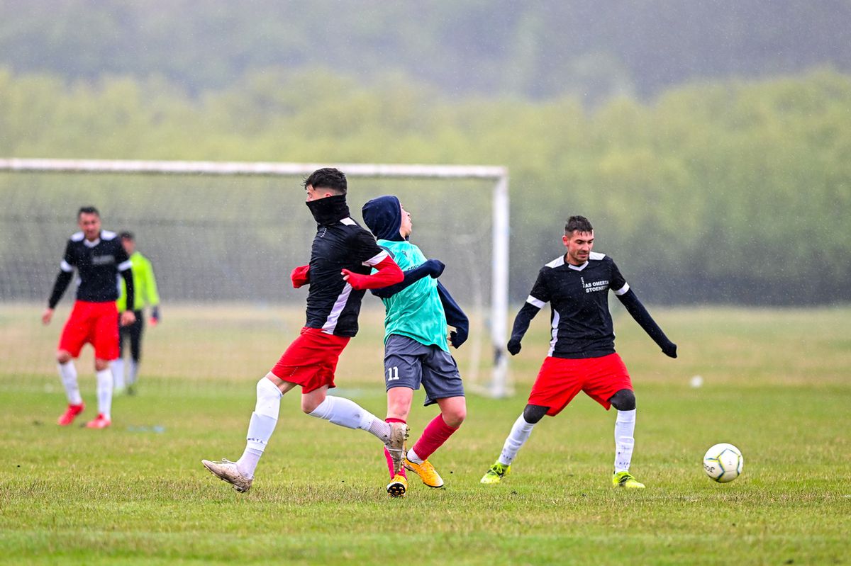 Pasiune pentru fotbal în „județeana” de Giurgiu » Omerta Stoenești - Săbărelul Ciocoveni s-a jucat pe un vânt crâncen, printre rațe și oi