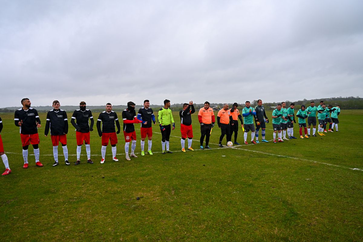 Pasiune pentru fotbal în „județeana” de Giurgiu » Omerta Stoenești - Săbărelul Ciocoveni s-a jucat pe un vânt crâncen, printre rațe și oi