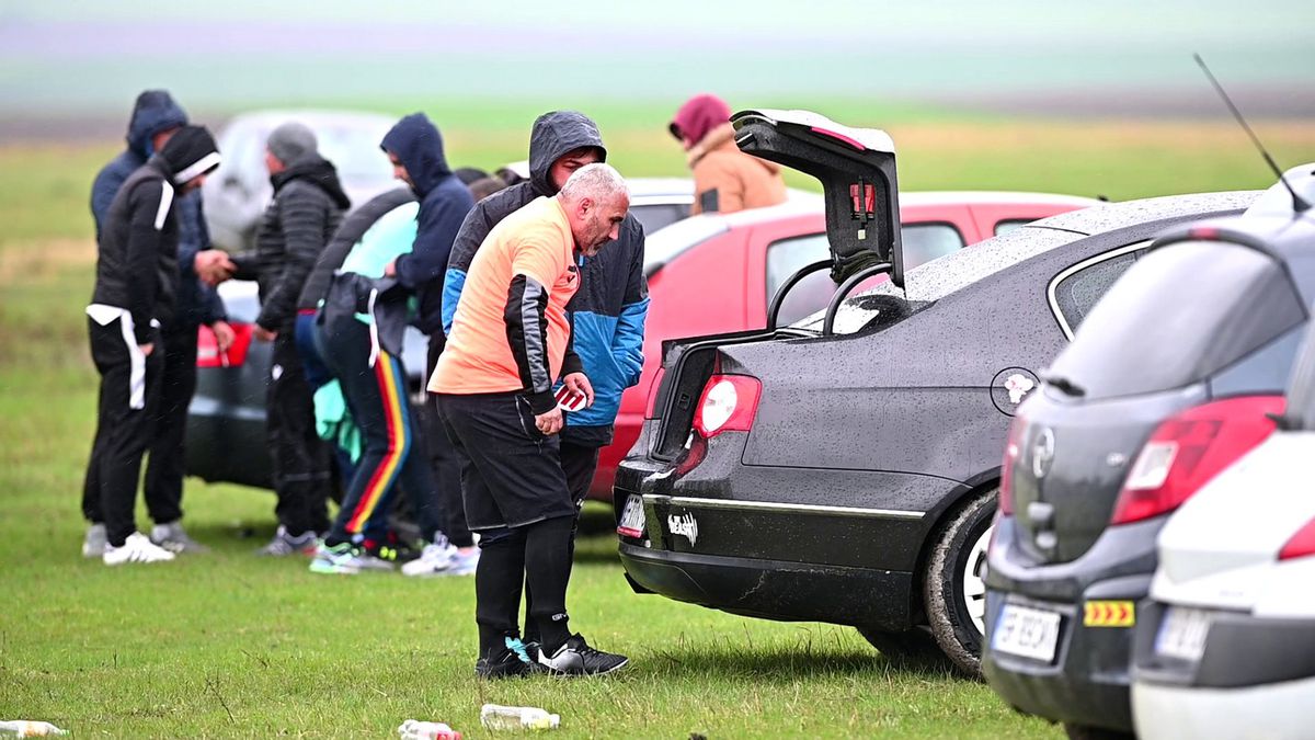 Pasiune pentru fotbal în „județeana” de Giurgiu » Omerta Stoenești - Săbărelul Ciocoveni s-a jucat pe un vânt crâncen, printre rațe și oi