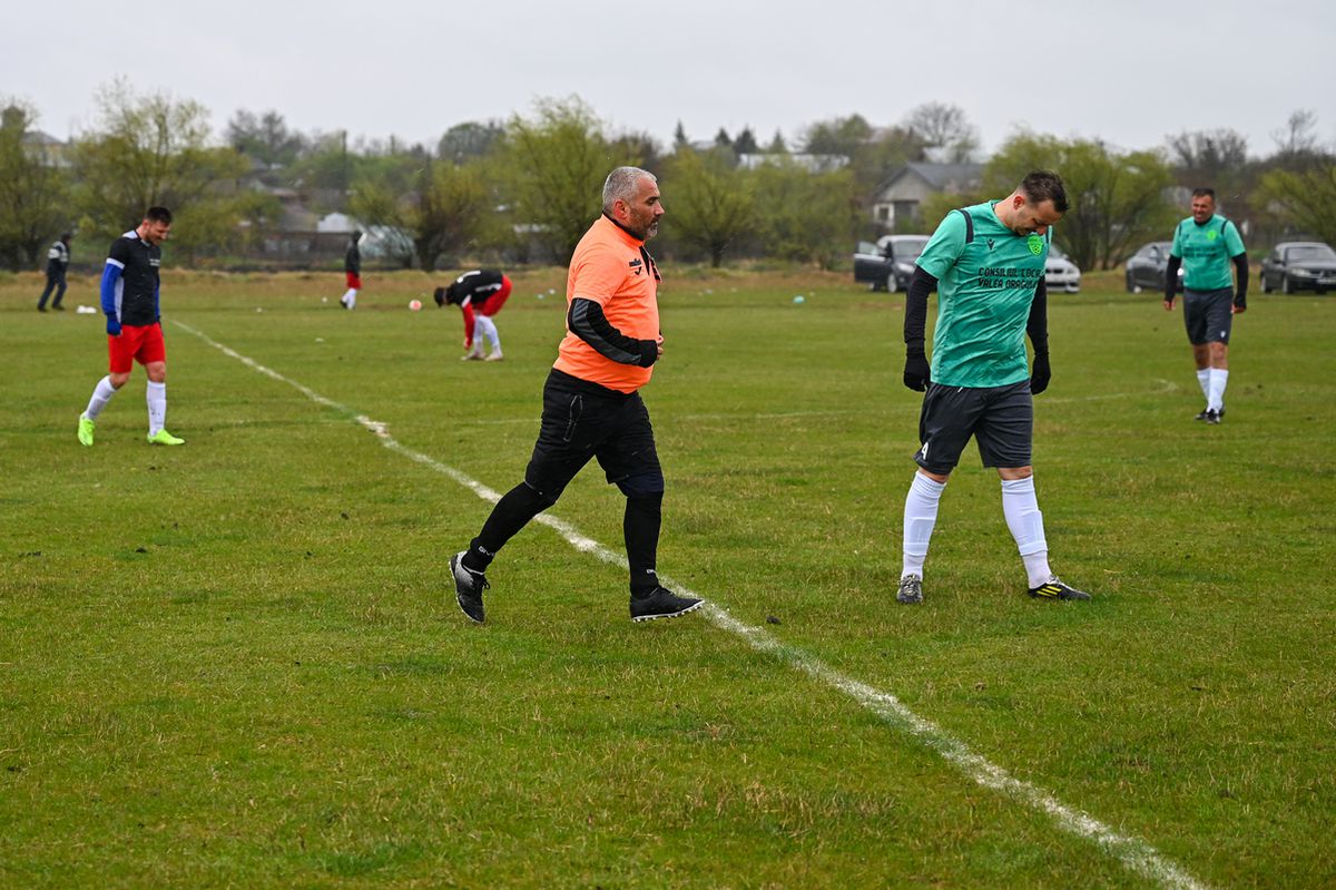 Pasiune pentru fotbal în „județeana” de Giurgiu » Omerta Stoenești - Săbărelul Ciocoveni s-a jucat pe un vânt crâncen, printre rațe și oi