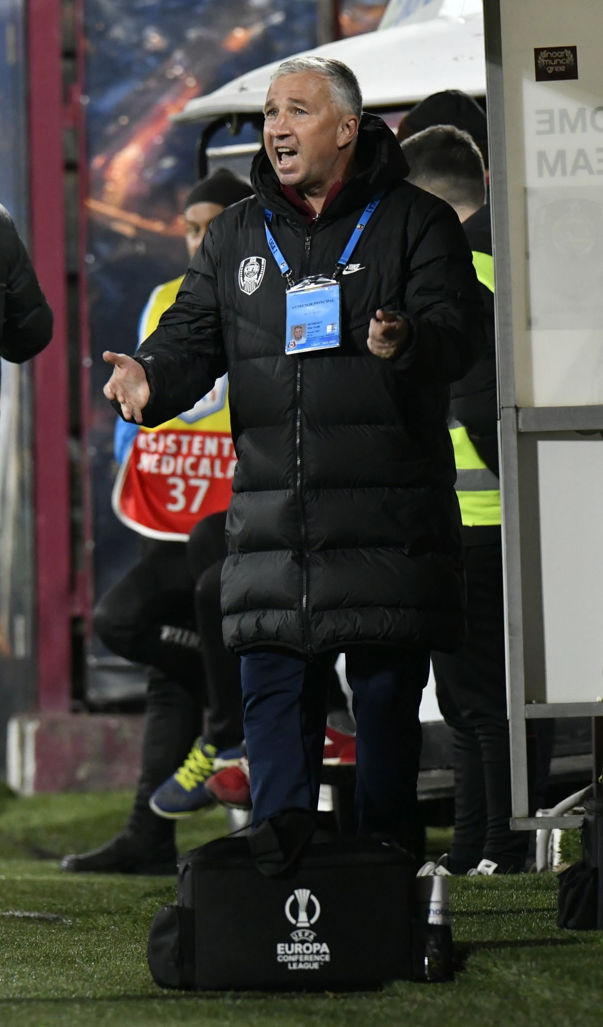 Dan Petrescu a continuat războiul cu arbitrii la conferință: „Dacă beneficiem vreodată de cartonaș roșu la un meci în deplasare, mă las de antrenorat!”