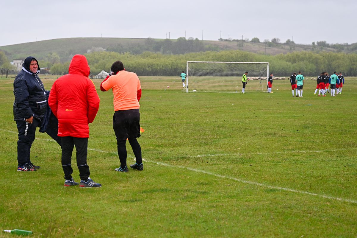 Pasiune pentru fotbal în „județeana” de Giurgiu » Omerta Stoenești - Săbărelul Ciocoveni s-a jucat pe un vânt crâncen, printre rațe și oi