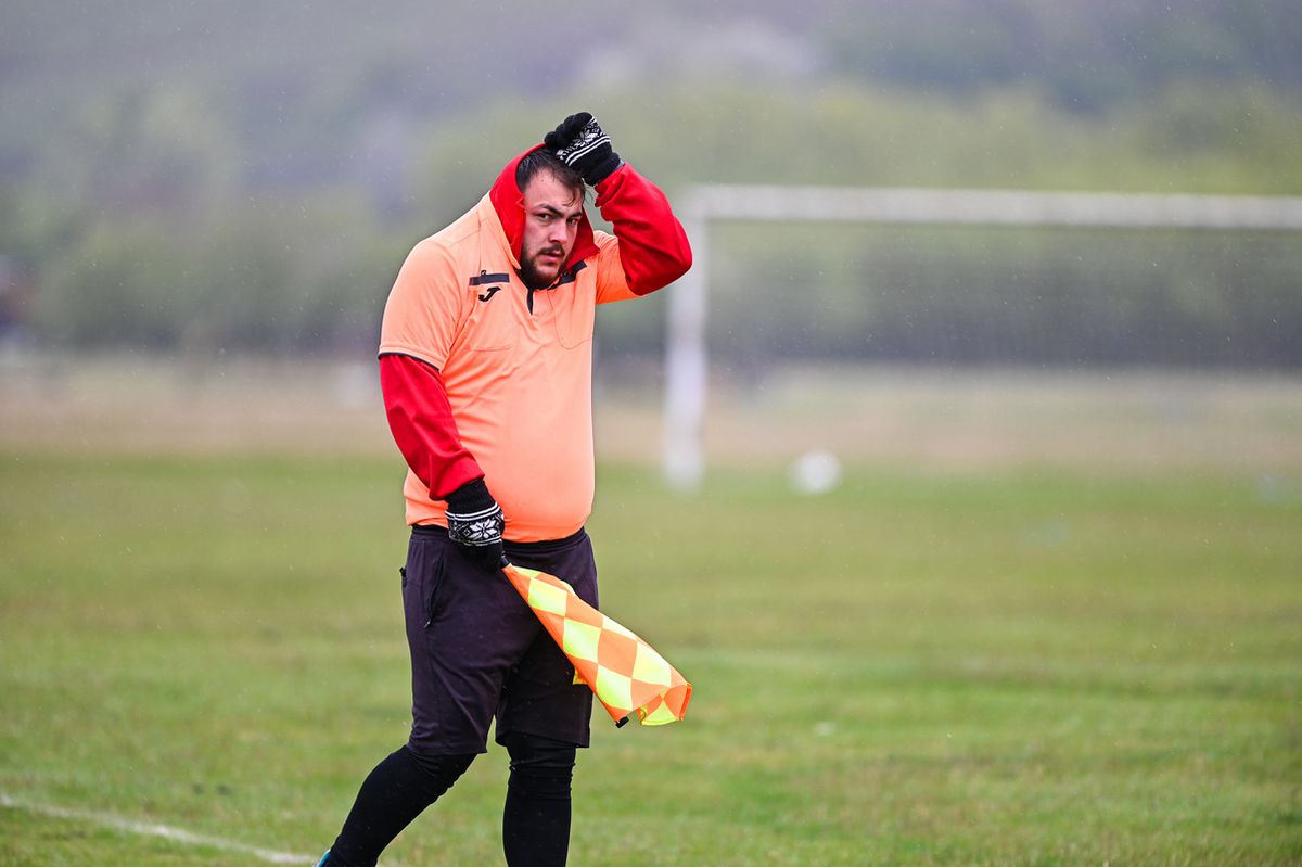 Pasiune pentru fotbal în „județeana” de Giurgiu » Omerta Stoenești - Săbărelul Ciocoveni s-a jucat pe un vânt crâncen, printre rațe și oi