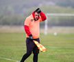 "Frig rău! Mi-a înghetat capul". Chiar și arbitrii au avut probleme, echipați cu mănuși de iarnă FOTO: Raed Krishan