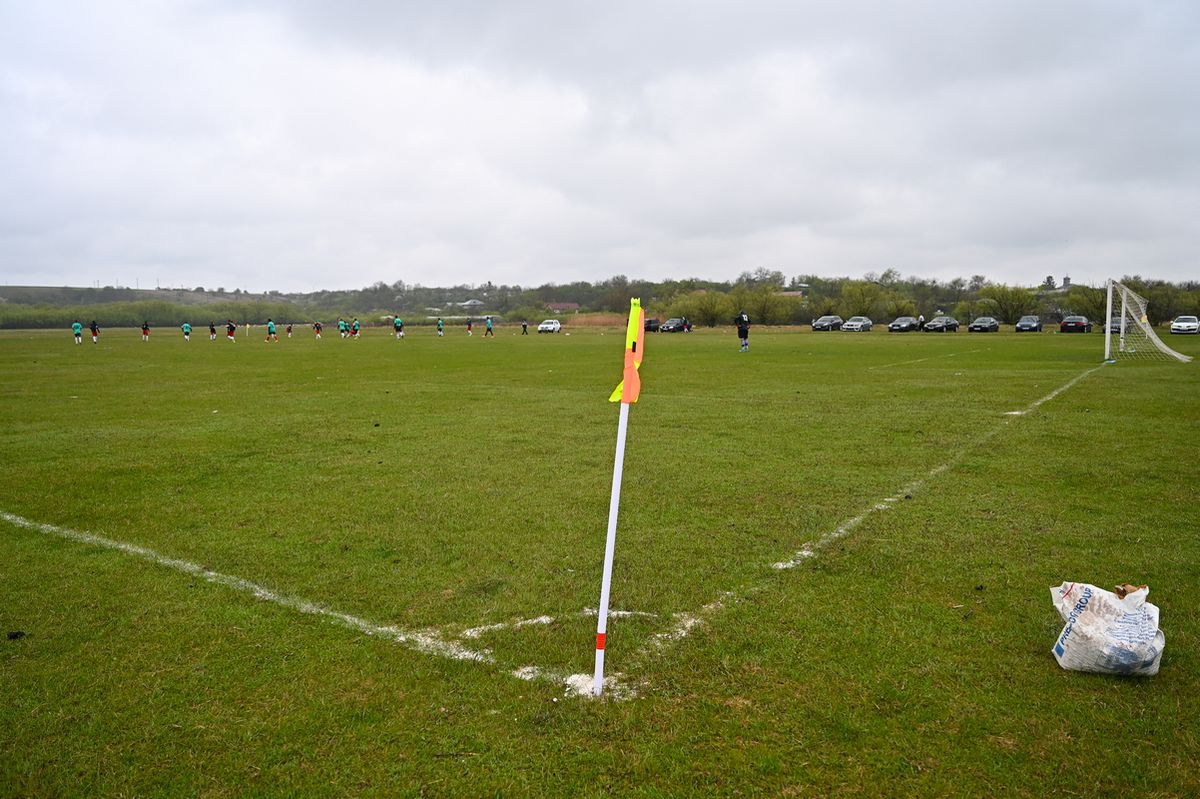 Pasiune pentru fotbal în „județeana” de Giurgiu » Omerta Stoenești - Săbărelul Ciocoveni s-a jucat pe un vânt crâncen, printre rațe și oi