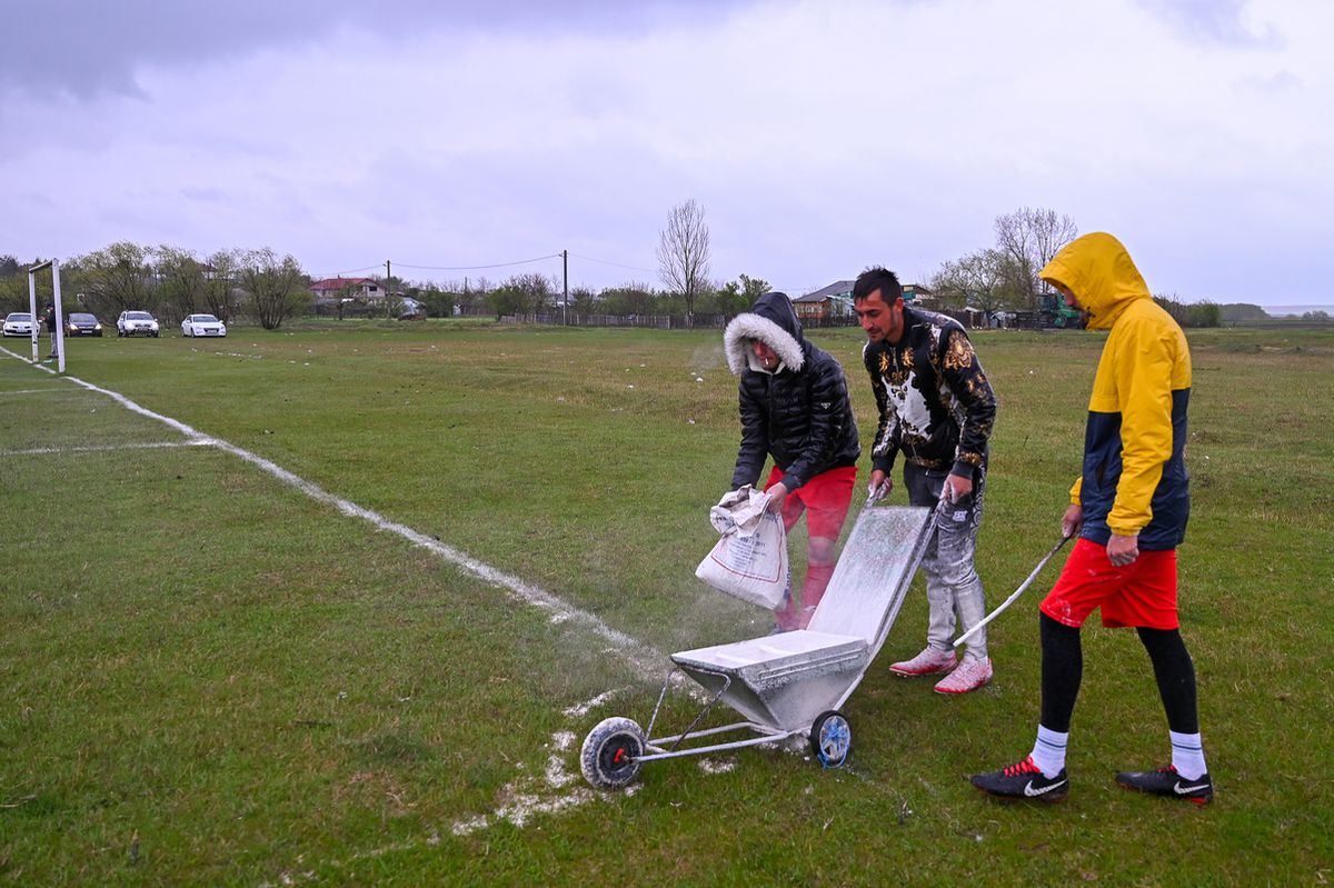 Pasiune pentru fotbal în „județeana” de Giurgiu » Omerta Stoenești - Săbărelul Ciocoveni s-a jucat pe un vânt crâncen, printre rațe și oi