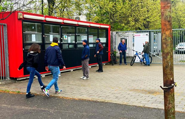 Contrast la case » Reporterii GSP au mers azi să vadă cum merg vânzările biletelor la FCSB - Farul și Steaua - Dinamo