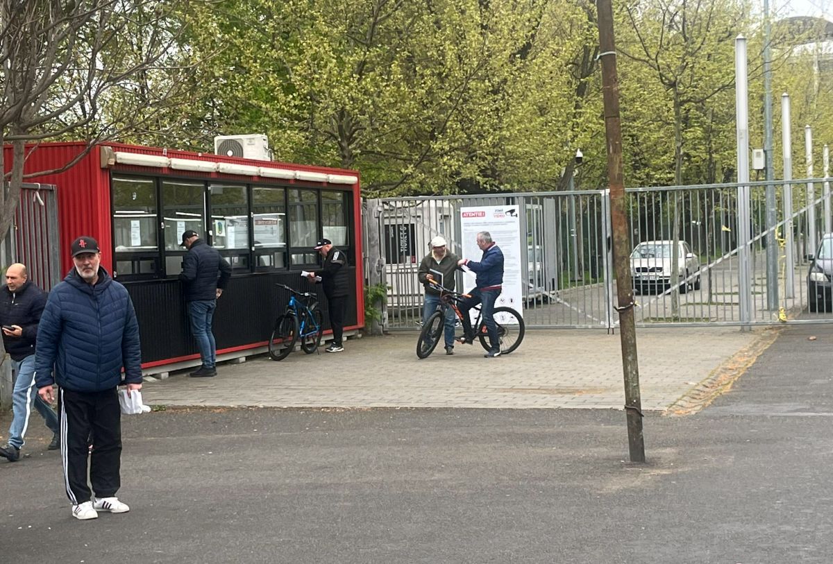 Contrast la case » Reporterii GSP au mers azi să vadă cum merg vânzările biletelor la FCSB - Farul și Steaua - Dinamo