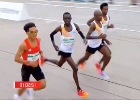 Momente BIZARE la semimaraton! Cei 3 africani din frunte se dau la o parte pentru un chinez: „Nu eram acolo să concurez”