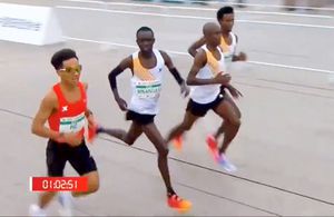 Momente BIZARE la semimaraton! Cei 3 africani din frunte se dau la o parte pentru un chinez: „Nu eram acolo să concurez”