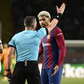 Istvan Kovacs îl elimină pe Ronald Araujo în Barcelona - PSG 1-4 // FOTO: Imago