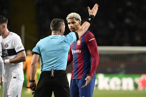 Istvan Kovacs îl elimină pe Ronald Araujo în Barcelona - PSG 1-4 // FOTO: Imago