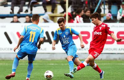 UTA s-a impus la Pecica într-o atmosferă câmpenească. Gazdele i-au răsplătit pe „textiliști” cu cârnăciori și bere