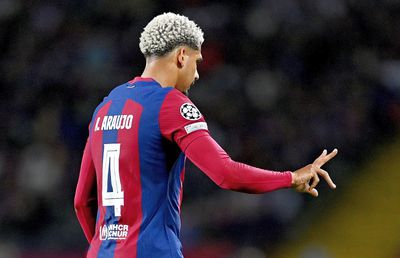 Gestul acuzator pe care l-a făcut Araujo după ce a fost eliminat de Istvan Kovacs. Sud-americanii au lămurit ce înseamnă