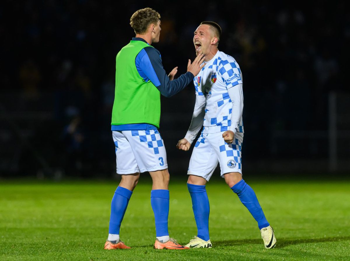 „Noua generație de aur este aici!” » Jucătorii lui Maxim au repetat poza virală, de data asta pe teren: pătrățele și pe tricouri, și pe abdomen!