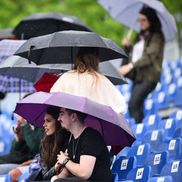 Ploaie și spectatori cu umbrele - ziua a patra Țiriac Open Foto: Raed Krishan