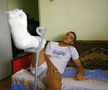 În vara lui 2008, la câteva zile după accidentare, o echipă a Gazetei l-a vizitat pe Monel Cârstoiu la Pitești. Înconjurat de familie, fotbalistul avea piciorul imobilizat, iar durerile nu-i dădeau pace / Sursă foto: Arhivă GSP