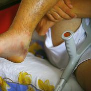 În vara lui 2008, la câteva zile după accidentare, o echipă a Gazetei l-a vizitat pe Monel Cârstoiu la Pitești. Înconjurat de familie, fotbalistul avea piciorul imobilizat, iar durerile nu-i dădeau pace / Sursă foto: Arhivă GSP