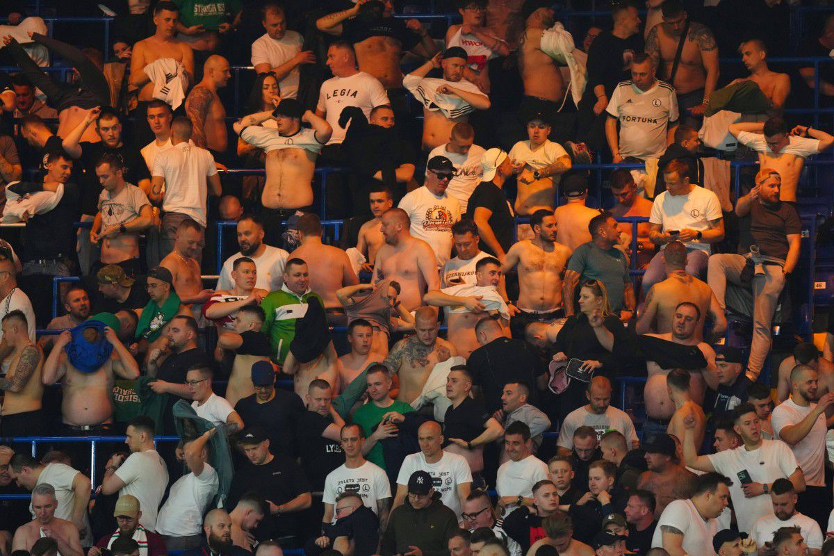 Imaginile serii în cupele europene: izolată într-o „mare” de ultrași la bustul gol + Colegul lui Ianis a oferit cadre de impact