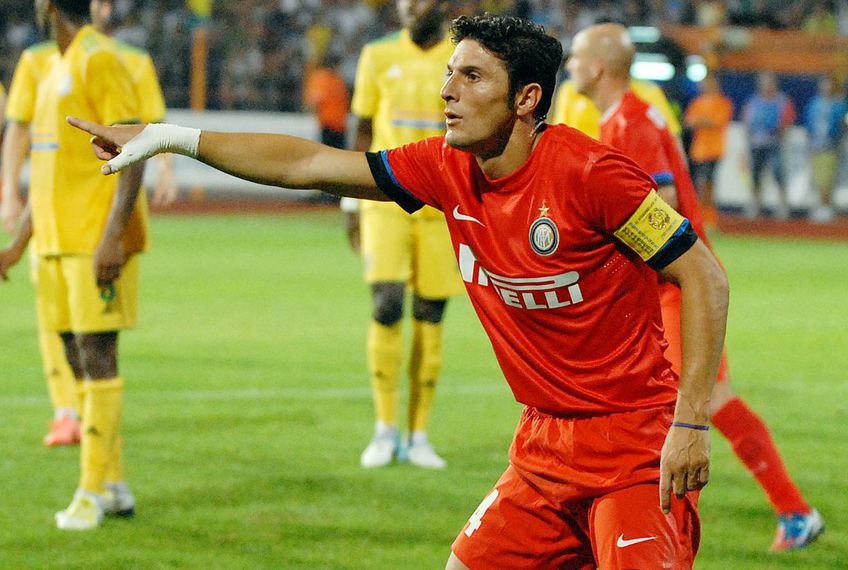 Imagine antologică din 2013: căpitanul legendar al lui Inter, Javier Zanetti, lupta la Vaslui pentru calificare în Europa League. Foto: Imago Images