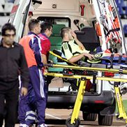 Urcat pe targă în ambulanță, imediat după accidentarea suferită la Târgu Jiu