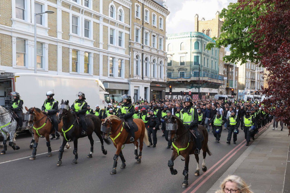 Imaginile serii în cupele europene: izolată într-o „mare” de ultrași la bustul gol + Colegul lui Ianis a oferit cadre de impact