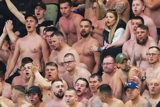 Imaginile serii în cupele europene: izolată într-o „mare” de ultrași la bustul gol + Colegul lui Ianis a oferit cadre de impact