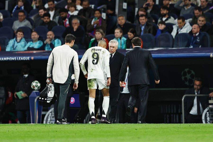 Kylian Mbappe iese cu capul plecat după probabil ultimul meci în Liga Campionilor cu Carlo Ancelotti antrenor Kylian Mbappe a sufetit o entorsă la glezna dreaptă după un duel cu Declan Rice / Foto: Imago Arsenalul durerii! Sau când BMV≠BBC