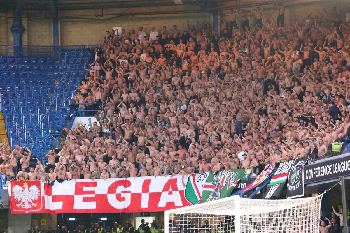 Imaginile serii în cupele europene: izolată într-o „mare” de ultrași la bustul gol + Colegul lui Ianis a oferit cadre de impact