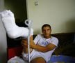 În vara lui 2008, la câteva zile după accidentare, o echipă a Gazetei l-a vizitat pe Monel Cârstoiu la Pitești. Înconjurat de familie, fotbalistul avea piciorul imobilizat, iar durerile nu-i dădeau pace / Sursă foto: Arhivă GSP