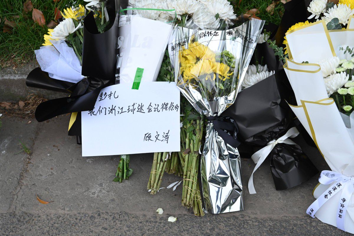 Omagiu adus post-mortem lui Aaron Boupendza în Zhejiang, China // foto: Imago Images