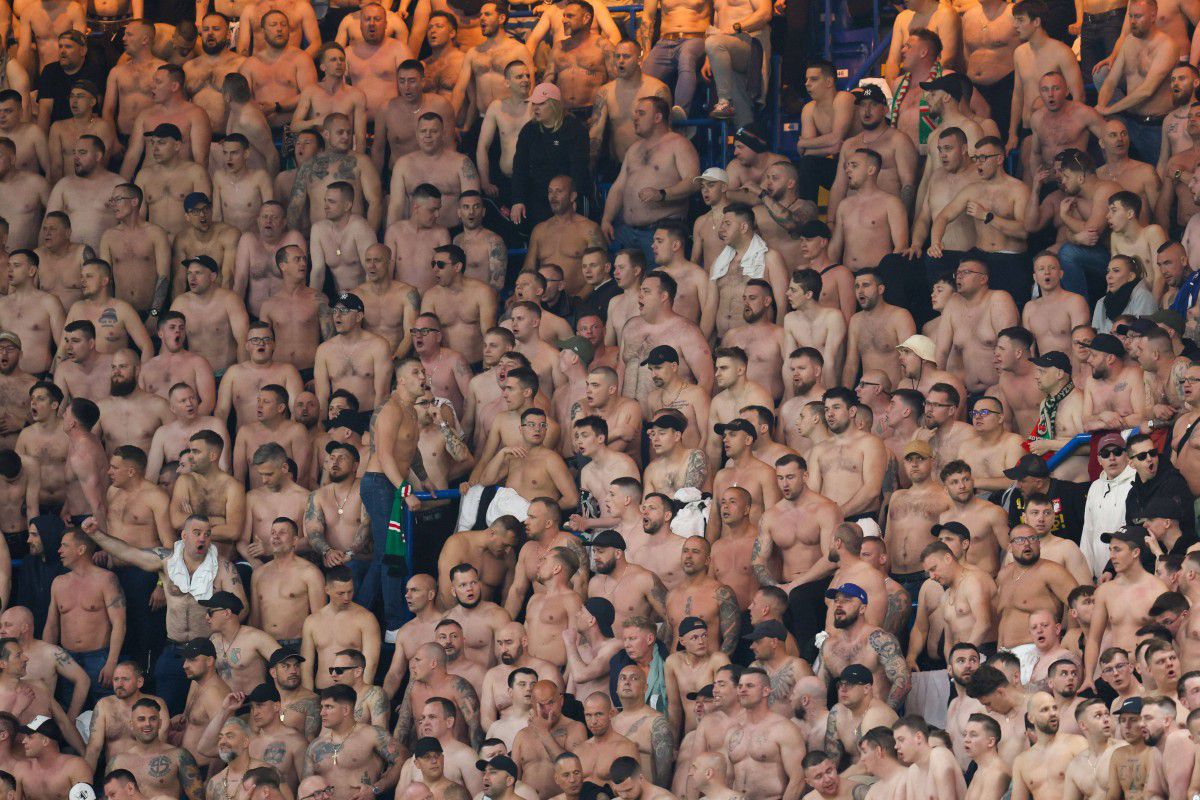 Imaginile serii în cupele europene: izolată într-o „mare” de ultrași la bustul gol + Colegul lui Ianis a oferit cadre de impact