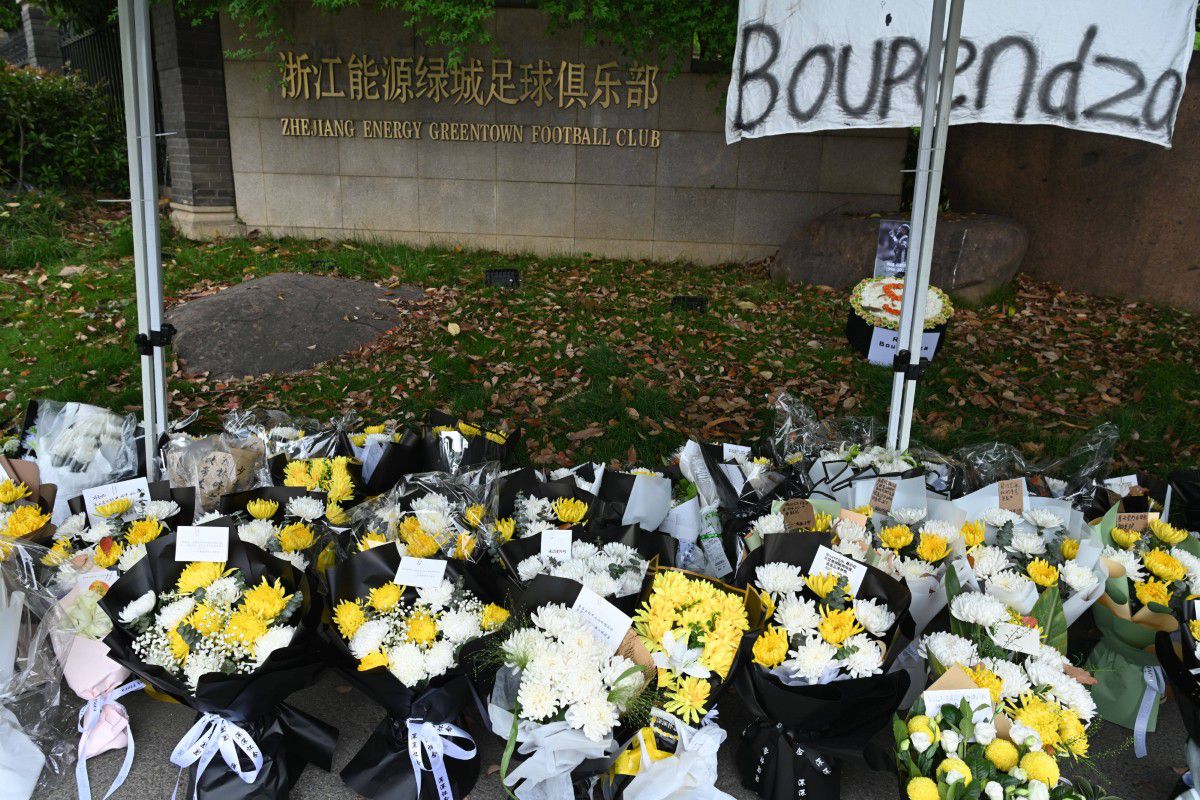 Omagiu adus post-mortem lui Aaron Boupendza în Zhejiang, China // foto: Imago Images