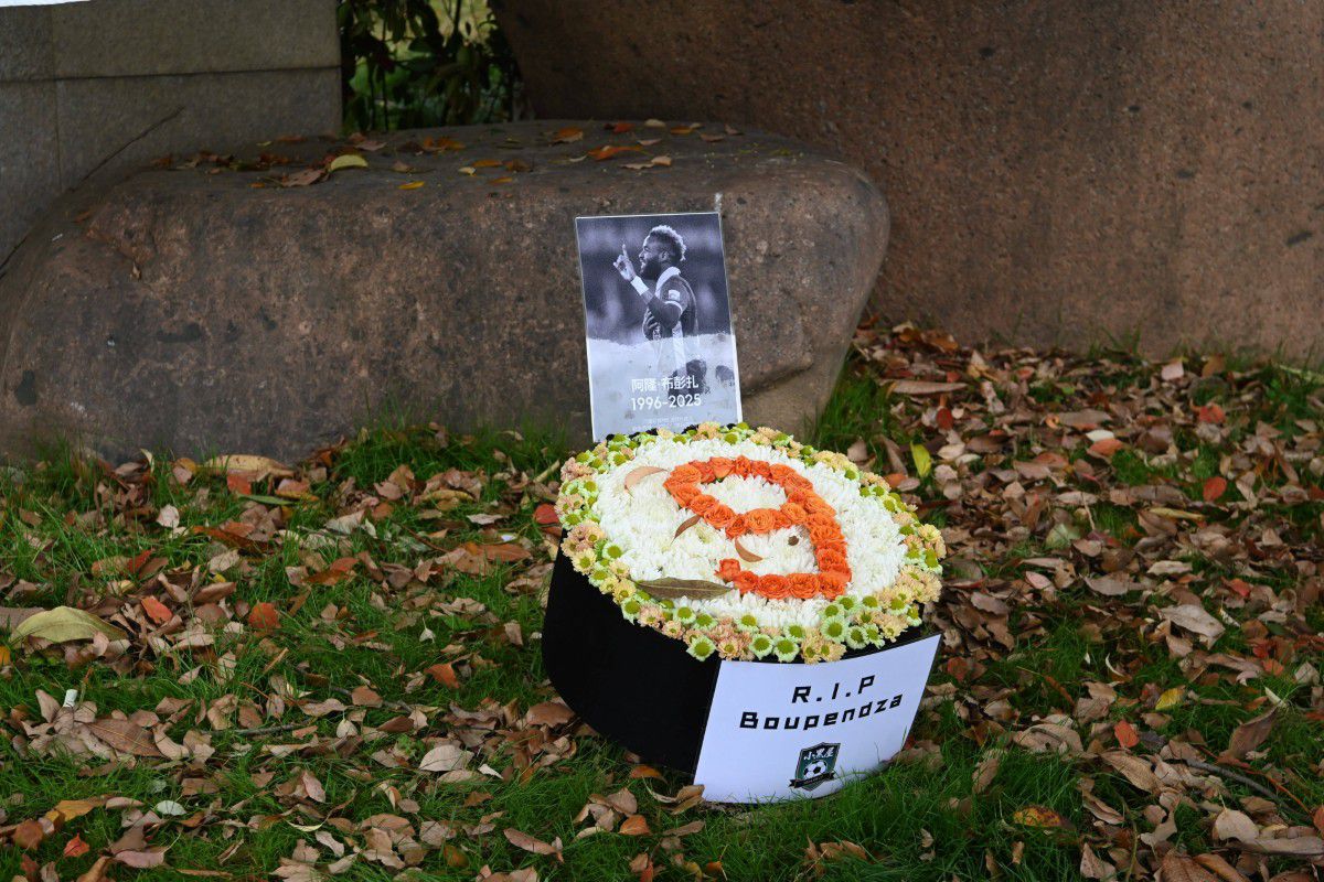 Omagiu adus post-mortem lui Aaron Boupendza în Zhejiang, China // foto: Imago Images