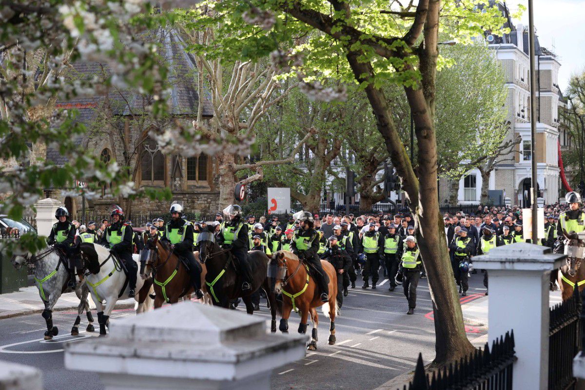 Imaginile serii în cupele europene: izolată într-o „mare” de ultrași la bustul gol + Colegul lui Ianis a oferit cadre de impact