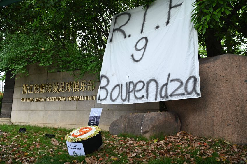 Decesul lui Aaron Boupendza e încă subiect de anchetă. Fanii lui Zhejiang în omagiază în China. Foto: Imago Images