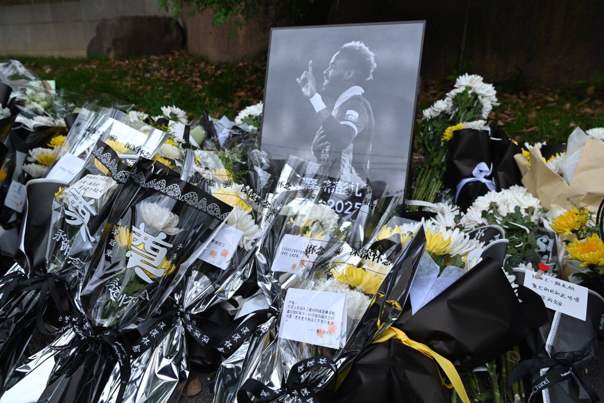 Omagiu adus post-mortem lui Aaron Boupendza în Zhejiang, China // foto: Imago Images