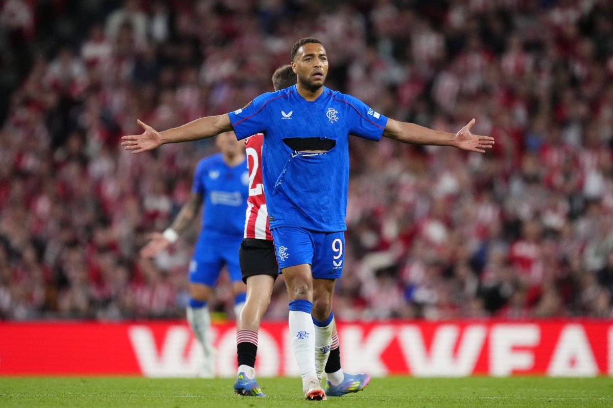 Imaginile serii în cupele europene: izolată într-o „mare” de ultrași la bustul gol + Colegul lui Ianis a oferit cadre de impact