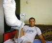 În vara lui 2008, la câteva zile după accidentare, o echipă a Gazetei l-a vizitat pe Monel Cârstoiu la Pitești. Înconjurat de familie, fotbalistul avea piciorul imobilizat, iar durerile nu-i dădeau pace / Sursă foto: Arhivă GSP