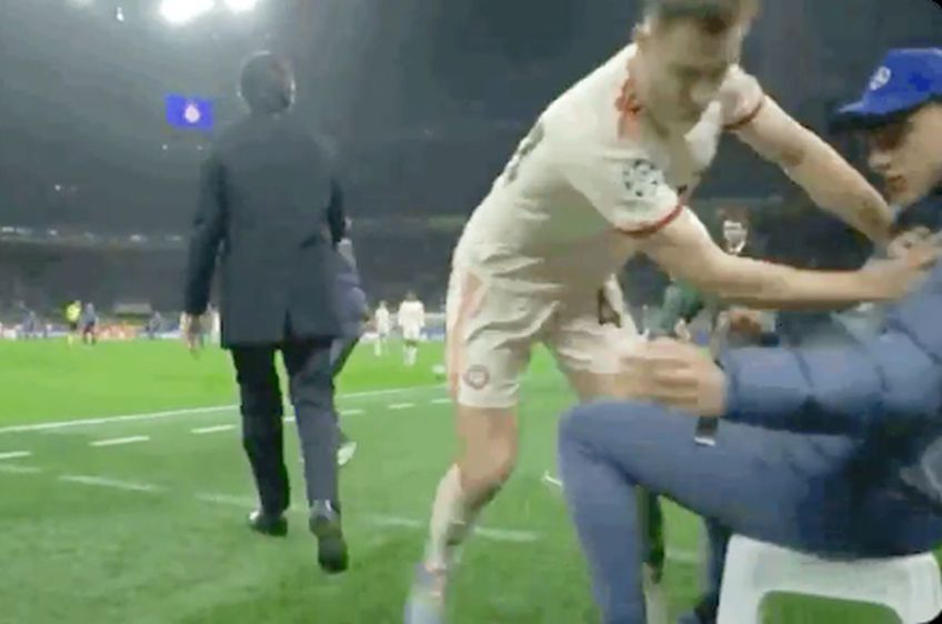 Stanisic, împingându-l pe copilul de mingi