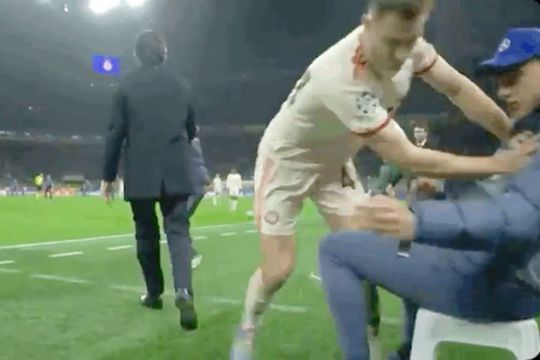 Stanisic, împingându-l pe copilul de mingi