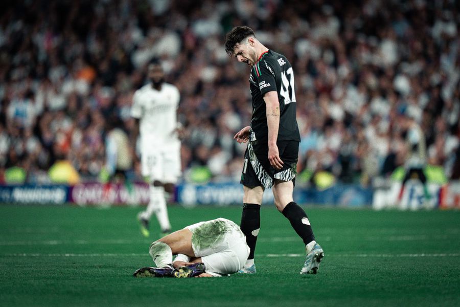 Declan Rice îl privește de sus pe Kylian Mbappe. Mijlocașul lui Arsenal a fost omul „dublei” cu Real Madrid Kylian Mbappe a sufetit o entorsă la glezna dreaptă după un duel cu Declan Rice / Foto: Imago Arsenalul durerii! Sau când BMV≠BBC