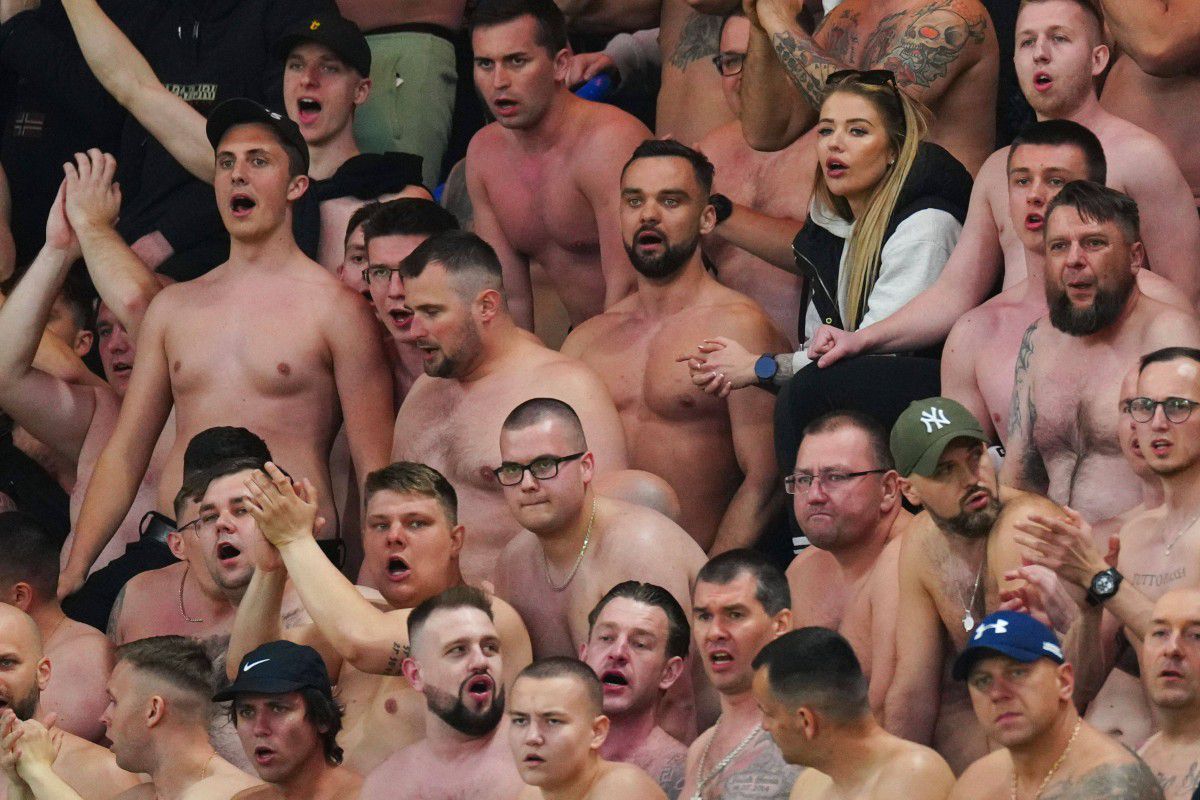 Imaginile serii în cupele europene: izolată într-o „mare” de ultrași la bustul gol + Colegul lui Ianis a oferit cadre de impact