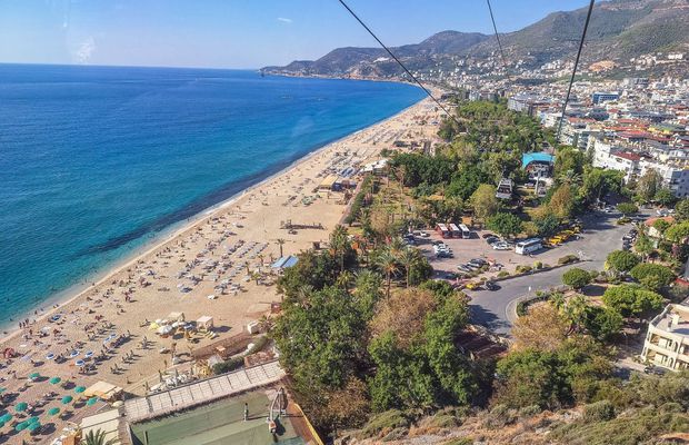 O româncă a plătit 1.700 de euro pentru o vacanță în Turcia și a fost luată la bătaie în hotel, când a cerut altă cameră