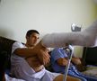 În vara lui 2008, la câteva zile după accidentare, o echipă a Gazetei l-a vizitat pe Monel Cârstoiu la Pitești. Înconjurat de familie, fotbalistul avea piciorul imobilizat, iar durerile nu-i dădeau pace / Sursă foto: Arhivă GSP