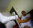 În vara lui 2008, la câteva zile după accidentare, o echipă a Gazetei l-a vizitat pe Monel Cârstoiu la Pitești. Înconjurat de familie, fotbalistul avea piciorul imobilizat, iar durerile nu-i dădeau pace / Sursă foto: Arhivă GSP